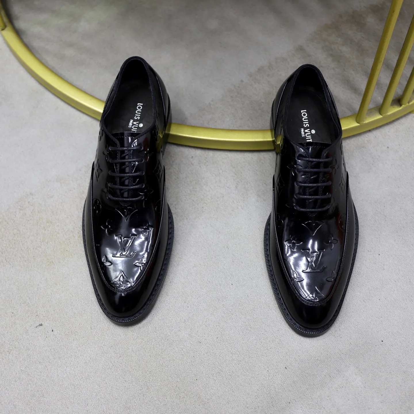 Men's shoes: 280🙅‍♂️🙅‍♂️🙅‍♂️Niuli Brand: LV Louis Vuitton Size: 39-44 (38, 45, 46 can be customized) Level: Counter classic Material: Original soft cowhide upper Comfortable cowhide lining Original lightweight outsole Style category: Formal business casual driving leather shoes Color: Color of the actual picture